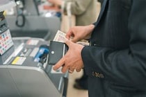 実は多い…《現金払い》にこだわる人たち　SNS「正直イラっとする」「後ろの列のこと考えて」厳しい声も