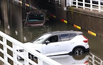 大雨で車が水没…実は道交法違反に？　車両置いて避難する場合の注意点とは【弁護士解説】