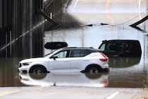 【危険】大雨で水没した車、水引いてもエンジン始動NG　JAFが注意喚起する“理由”に「広く共有してほしい情報」
