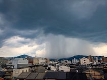 【写真】でわかりやすく！　＜豪雨＞時に避難するのに適した服装＆グッズがコレです！　浸水を防ぐ“土のう”代わりの“簡易水のう”作り方も