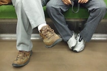 電車やバスの中で、肘を当てる・足を広げる…《領域侵犯》に怒りの声　SNS「痴漢と変わらない」「生理的に無理」