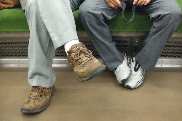 電車やバスの中で、肘を当てる・足を広げる…《領域侵犯》に怒りの声 SNS「痴漢と変わらない」「生理的に無理」