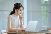 【疑問】オフィスで「ノースリーブ」「透け感のある服」はアリ？　女性のクールビズ“肌の露出”どこまで許されるのか