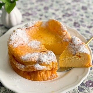 チーズ不使用でさっぱり！水切りヨーグルトで作るスフレチーズケーキ