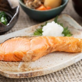 旬の季節到来！鮭をレンジだけで手間なくふっくら焼くコツ