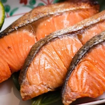 フライパンで鮭が「ふっくら」焼ける！9月に最も読まれた「朝ごはん」の記事は？【月間ランキングTOP5】