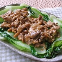 しっかり味で箸すすむ！豚こま炒め＆蒸しチンゲン菜のワンパンレシピ