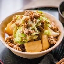 シャキシャキ×ほくほく食感！キャベツとじゃがいもの肉じゃが
