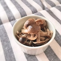レンジで完成！あっという間にできる「しめじだけ副菜」4選