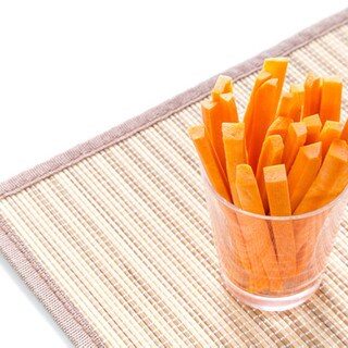 お湯につけるだけで絶品に！程よい食感がクセになる「にんじんスティック」の作り方