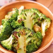 茹でないが正解！焦がして旨みじゅわ「焼きブロッコリー」