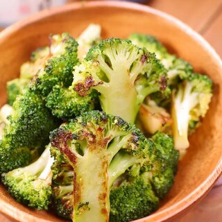 茹でないが正解！焦がして旨みじゅわ「焼きブロッコリー」