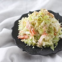 材料2つ！簡単でうまみたっぷり「カニカマサラダ」に夢中