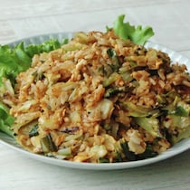 母から教わった！野菜をたっぷりとれる「キャベツチャーハン」