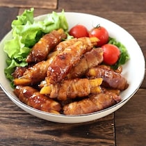 簡単＆ボリューム満点！冷凍ポテトで作る「肉巻き」がメインに◎