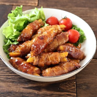 簡単＆ボリューム満点！冷凍ポテトで作る「肉巻き」がメインに◎