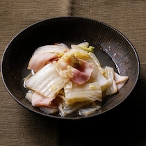 【880人が絶賛】材料2つで完成！うま味がギュッと詰まった「白菜ベーコン煮」