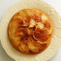 “フライパン×ホットケーキミックス”で手軽に作れる！旬に食べたい「りんごケーキ」