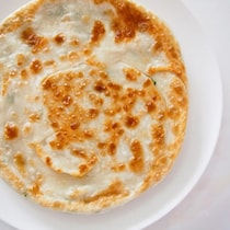 おつまみに最高！ねぎと粉だけで作る「葱油餅」って知っている？