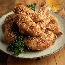 「賛否両論」笠原将弘さんがおそうざいのコツを伝授。お店レベルに仕上がる「手羽先の名古屋風甘辛だれ」のレシピ