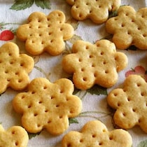 【材料2つ】ノンオイルが嬉しい「ホットケーキミックスとはちみつ」で作れる簡単ビスケット