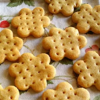 【材料2つ】ノンオイルが嬉しい「ホットケーキミックスとはちみつ」で作れる簡単ビスケット