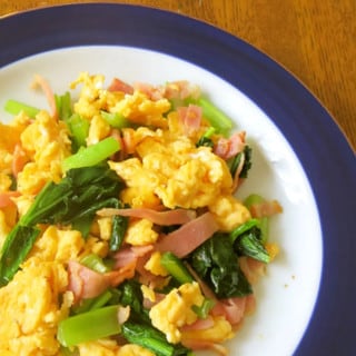 ふわふわ卵の「小松菜の3色炒め」が材料3つで即完成！