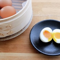 白身ぷるぷる、黄身はとろりと濃厚！簡単でおいしい「せいろ蒸し卵」試してみた