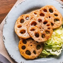 この組み合わせ、合いすぎる！れんこんのガリバタステーキ