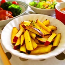 【殿堂入り】クックパッドで人気！簡単副菜「さつまいものレモンバター炒め」