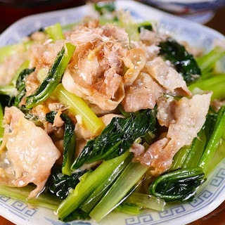 にんにくの香りが食欲そそる！豚と小松菜の旨だし炒め