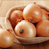 包丁を使わない方法も！つるんと外れて気持ちいい「玉ねぎ」皮むきワザ