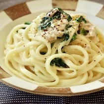 冷凍ほうれん草で包丁レス＆ワンパン「ほうれん草とツナのクリーミィうどん」を作ってみた！