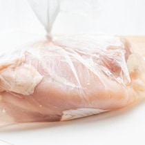 鶏むね肉がしっとり柔らかくなる「魔法の調味液」って？