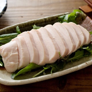 鶏むね肉がかたくならない!フライパンで作る「しっとり蒸し鶏」