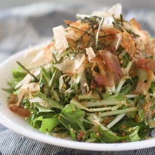 【つくれぽ6000件超】水菜がもりもり食べられる!ごま香るやみつきサラダ