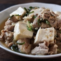 味つけはめんつゆだけ！すぐに味が決まる「豚こま肉豆腐」が忙しい日に助かる