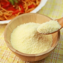 冷蔵庫保存でも固まる心配なし！粉チーズは◯◯で最後までサラサラに