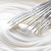 ケーキ作りに超便利！「生クリーム」をたった40秒で泡立てる方法