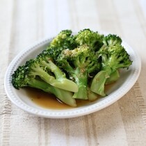 1株ぺろり！蒸し焼きで甘さ引き立つブロッコリー副菜