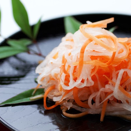 なます作りに便利！手を汚さずに「塩もみ野菜」の水分をギュッと絞る簡単ワザ