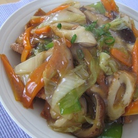 余ったときの消費にも！餃子の皮でパリパリ美味な「かた焼きそば」風ができた