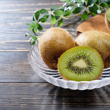 ツルン！「キウイ」の皮を簡単に剥くには◯◯が便利