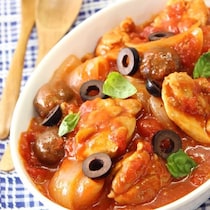 忙しい日のメインにも！「鶏もも肉のトマト煮込み」は作りおきしておくと便利