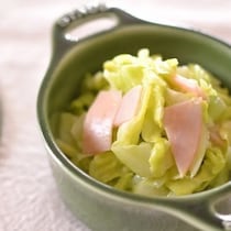 朝のおかずに◎「ハム」を使ったホットサラダ