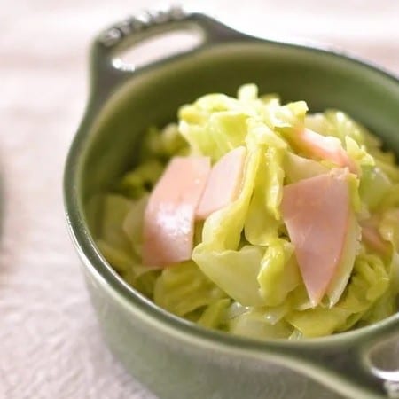 朝のおかずに◎「ハム」を使ったホットサラダ