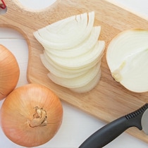 BBQにも◎ストレスなし「輪切り玉ねぎ」がバラバラにならない切り方