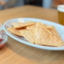 材料はスライスチーズだけ！ カリカリ食感の「チーズチップス」を作ってみた