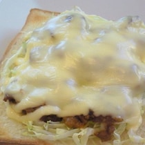 市販のミートボールで簡単！食べ応え抜群「ハンバーガー風トースト」が時間のない朝に◎