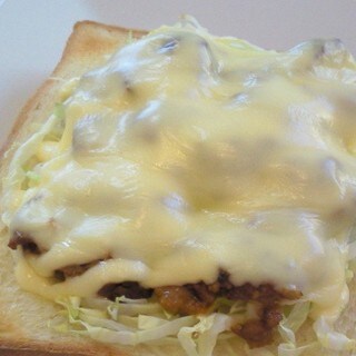 市販のミートボールで簡単!食べ応え抜群「ハンバーガー風トースト」が時間のない朝に◎